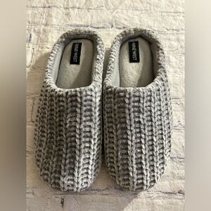 NINE WEST GREY CHENILLE STYLE PATTERN WOMEN’S GREY SLIPPERS/HOUSE SHOES SIZE L